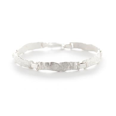 Hammered bracelet in silver